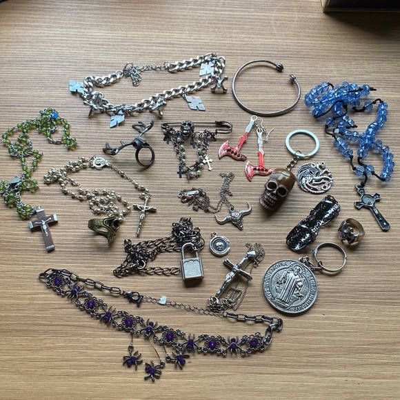7 items left Huge Vintage goth jewellery and accessories - Picture 3 of 6